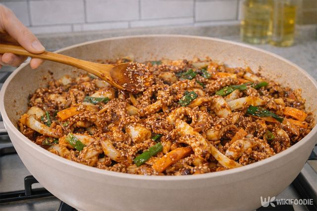 주꾸미와 채소를 함께 볶고 있다. / 위키푸디