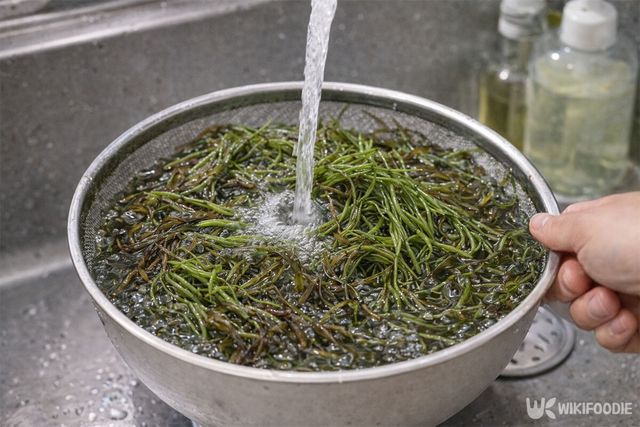 톳을 흐르는 물에 씻고 있다. / 위키푸디