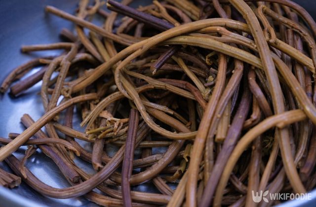 물에 불려 손질을 마친 고사리. 질긴 부분을 제거해 볶기 좋은 상태로 준비했다. / 위키푸디