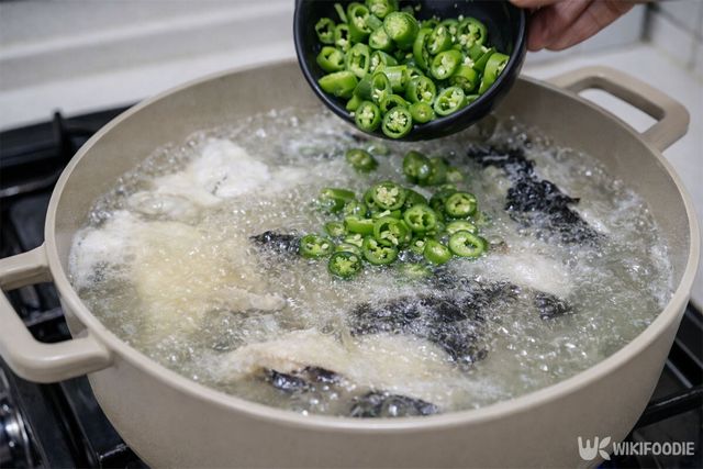 도다리국에 청양고추를 넣고 있다. / 위키푸디