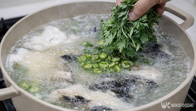 도다리국에 쑥을 넣고 있다. / 위키푸디