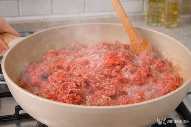 소불고기를 볶고 있다. / 위키푸디