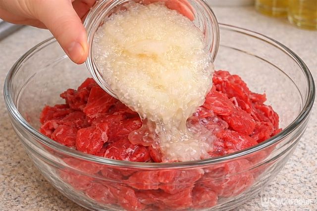 소고기에 배즙을 넣고 있다. / 위키푸디