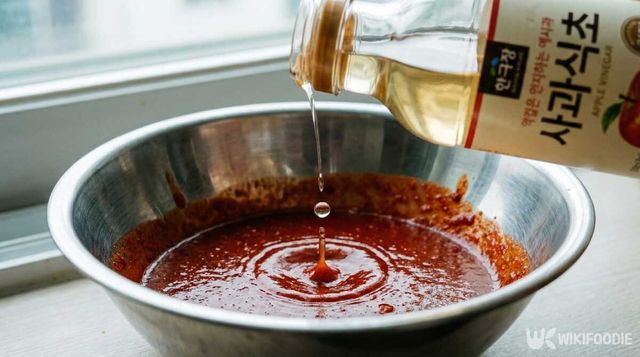 양념장에 비밀재료인 식초를 넣고 있다. / 위키푸디