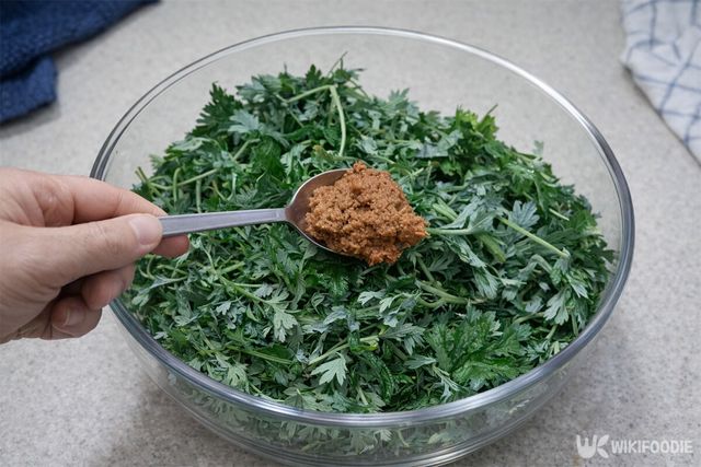 쑥에 된장을 넣고 있다. / 위키푸디