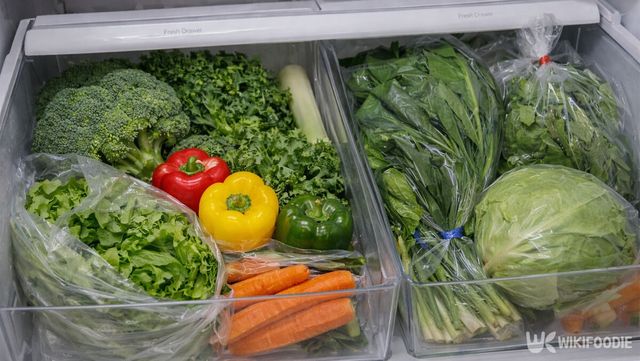 냉장고에 각종 채소가 담겨 있다. / 위키푸디