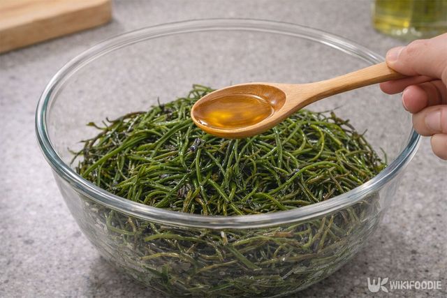 톳에 액젓을 넣고 있다. / 위키푸디