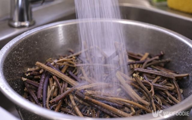 불린 고사리를 흐르는 물에 여러 번 헹궈 이물질을 제거하는 과정이다. / 위키푸디