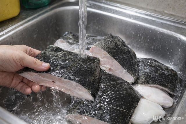 도다리를 손질하고 있다. / 위키푸디