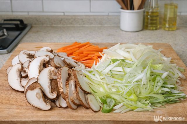 손질된 채소가 도마 위에 놓여 있다. / 위키푸디