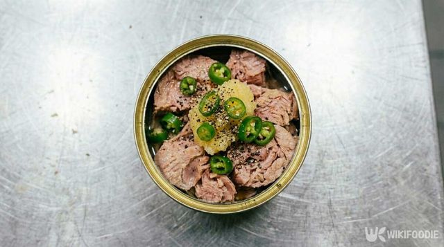 마늘과 고추 등 재료를 넣은 캔참치. / 위키푸디