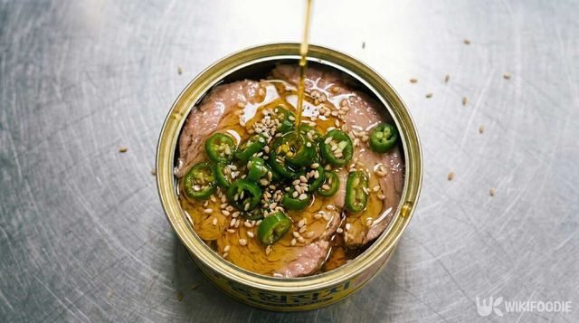 참기름을 넣고 있는 모습. / 위키푸디