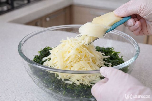 파래에 채칼로 감자를 채를 썰어 넣고 있다. / 위키푸디