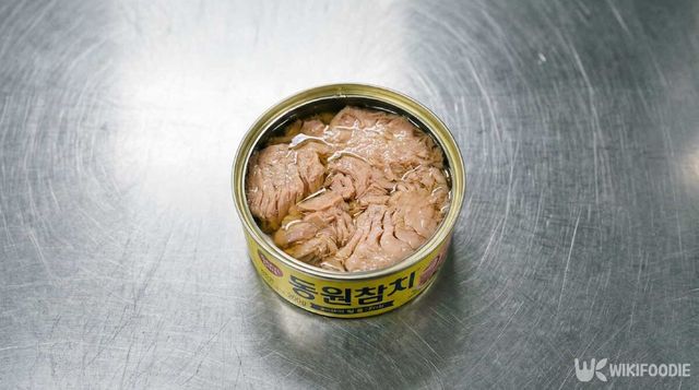 뚜겅을 제거한 캔참치. / 위키푸디