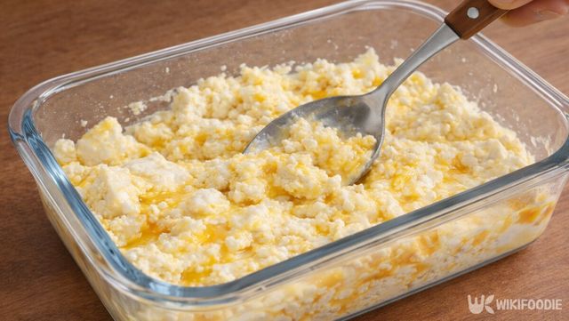 계란과 두부를 한 그릇에 넣고 수저로 으깨며 고루 섞는 모습이다. / 위키푸디