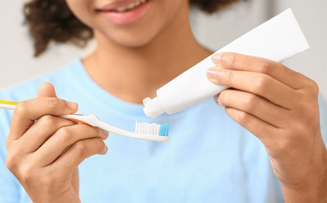 여자가 칫솔에 치약을 짜고 있다. / Pixel-Shot-shutterstock.com