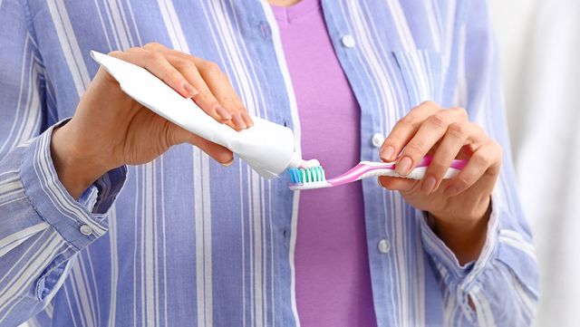 칫솔에 치약을 짜고 있다. / Pixel-Shot-shutterstock.com