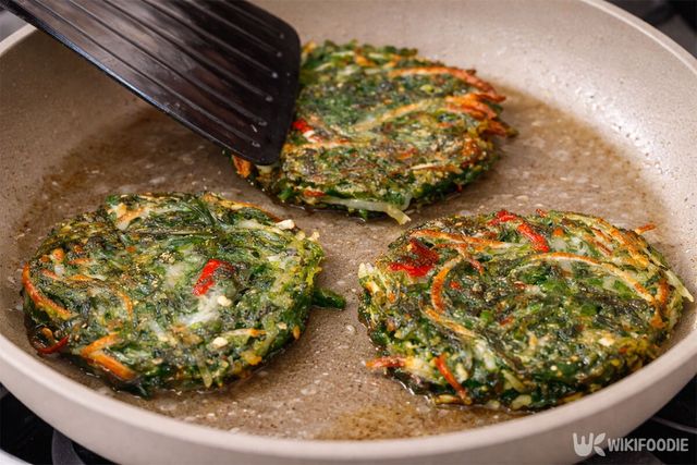 파래 감자전을 부치고 있다. / 위키푸디