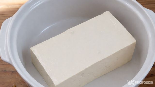 전자레인지 용기에 담긴 두부 자료 사진. / 위키푸디