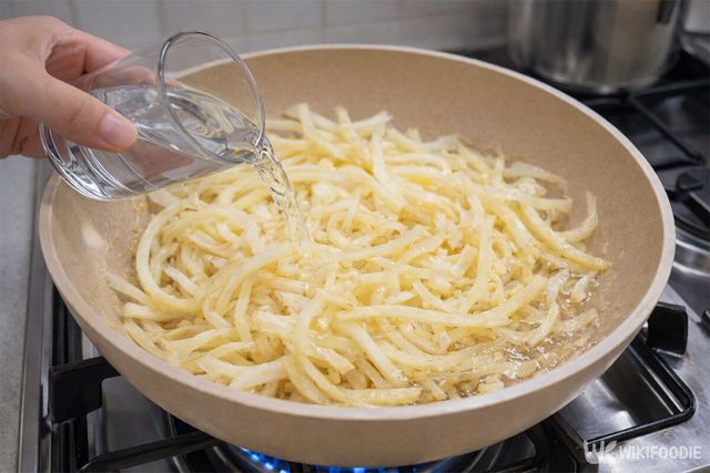 도라지를 볶는 중 물을 넣고 있다. / 위키푸디