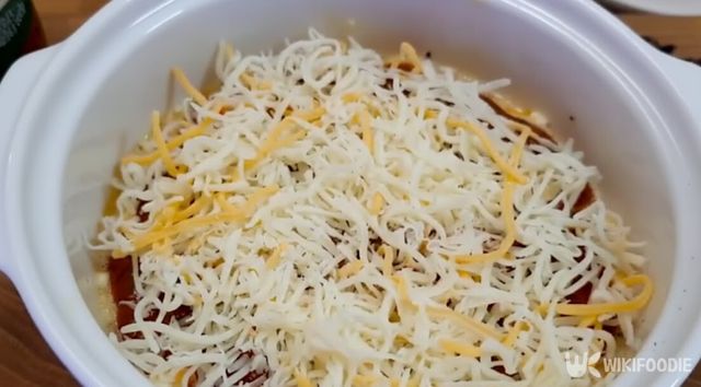 토마토 소스 위에 모짜렐라 치즈를 듬뿍 올린 모습 자료 사진. / 위키푸디