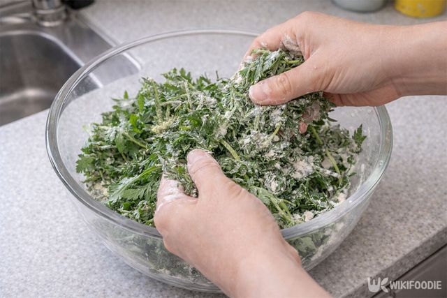 쑥에 밀가루를 묻히고 있다. / 위키푸디
