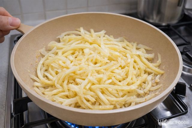 도라지를 센불에서 볶고 있다. / 위키푸디