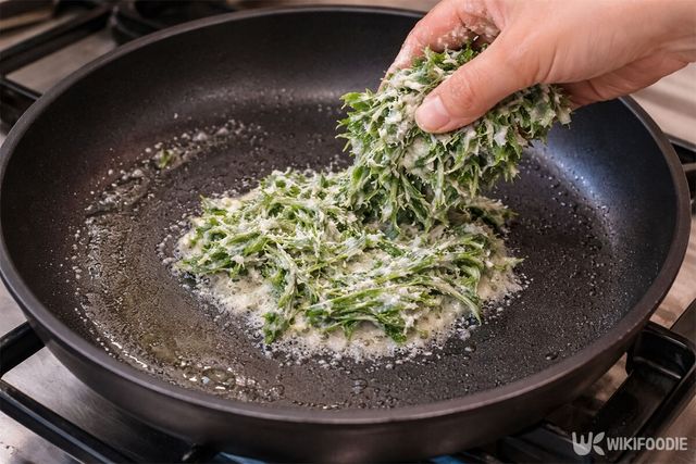 쑥 반죽을 팬에 올리고 있다. / 위키푸디