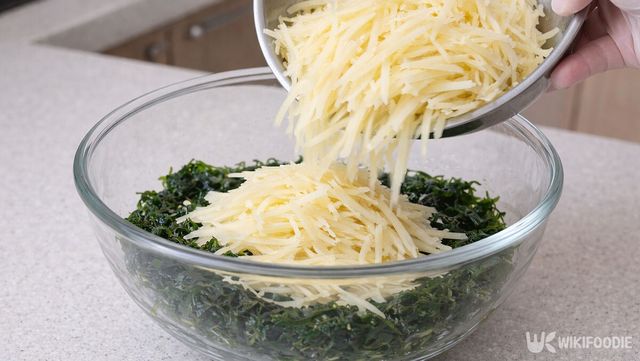 파래에 채를 썬 감자를 넣고 있다. / 위키푸디