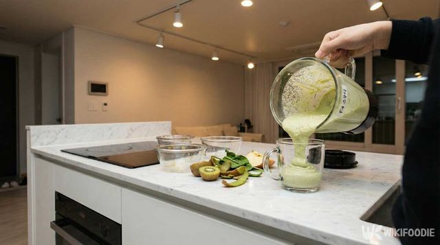 컵에 담고 있는 F4 스무디. / 위키푸디