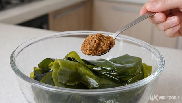 다시마에 된장을 넣고 있다. / 위키푸디