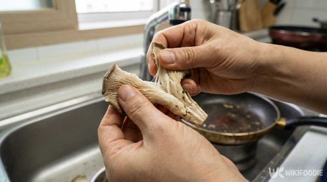 느타리버섯을 손질하는 모습. /&nbsp;위키푸디