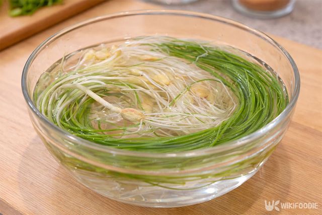 달래를 물에 담그고 있다. / 위키푸디