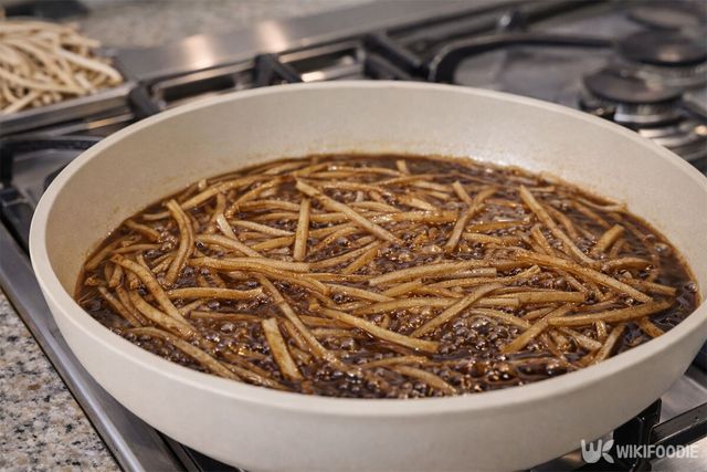 양념에 우엉을 조리고 있다. / 위키푸디