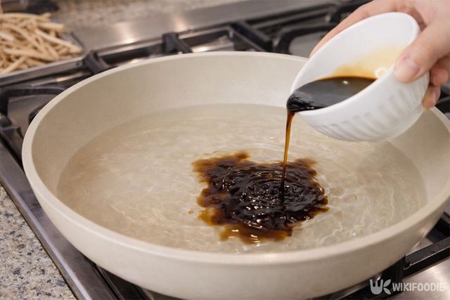 물이 담긴 팬에 간장을 붓고 있다. / 위키푸디