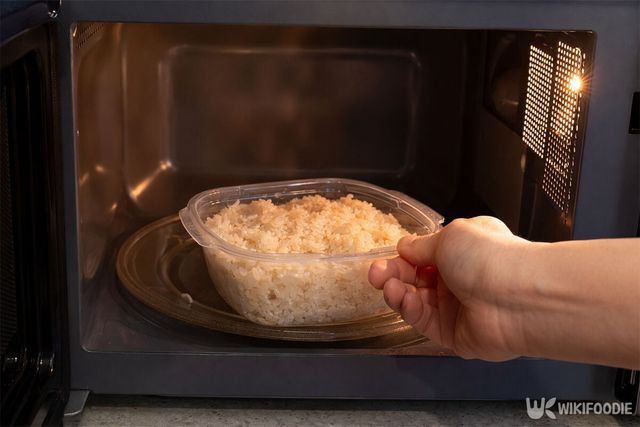 굳은 밥을 전자레인지에 넣고 있다. / 위키푸디