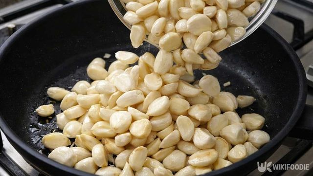 마늘을 프라이팬에 붓고 있다. / 위키푸디