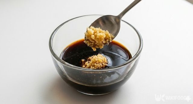 미나리 무침에 들어갈 양념장을 만들고 있다. / 위키푸디