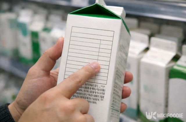 마트 냉장 코너에서 우유 영양성분표를 확인하는 모습.&nbsp;/ 위키푸디