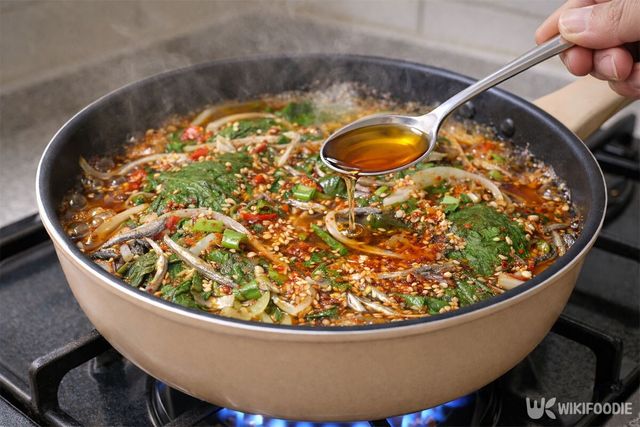 깻잎 멸치찜에 참기름을 두르고 있다. / 위키푸디