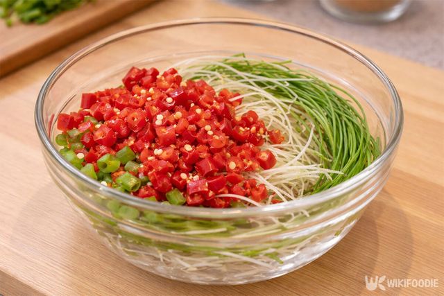 달래에 재료들을 넣고 양념을 만들고 있다. / 위키푸디