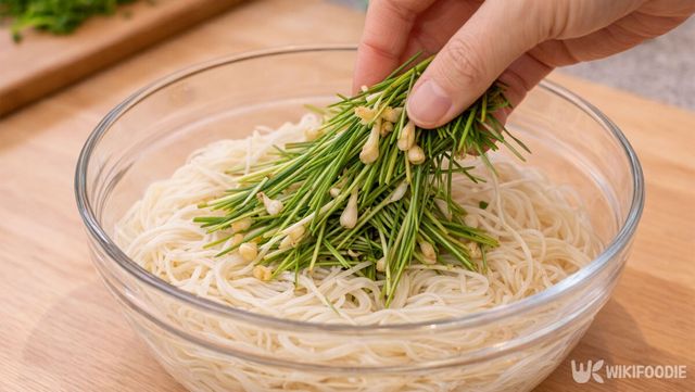 소면에 달래를 넣고 있다. / 위키푸디