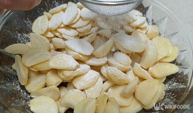 감자전분 입힌 마늘 준비 과정 자료 사진. / 위키푸디