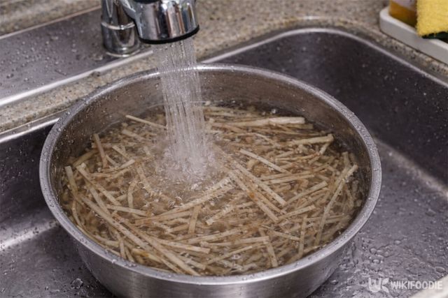 우엉을 씻고 있다. / 위키푸디