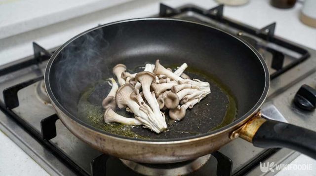 느타리버섯을 볶고 있다. /&nbsp;위키푸디