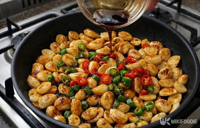 팬에 굽는 마늘 조림 조리 장면 자료 사진. / 위키푸디