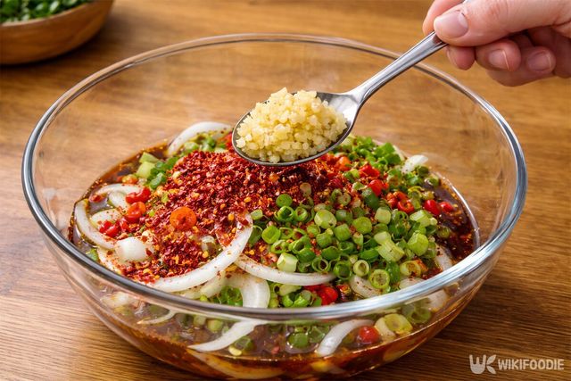 재료를 모두 넣고 양념을 만드는 모습. / 위키푸디