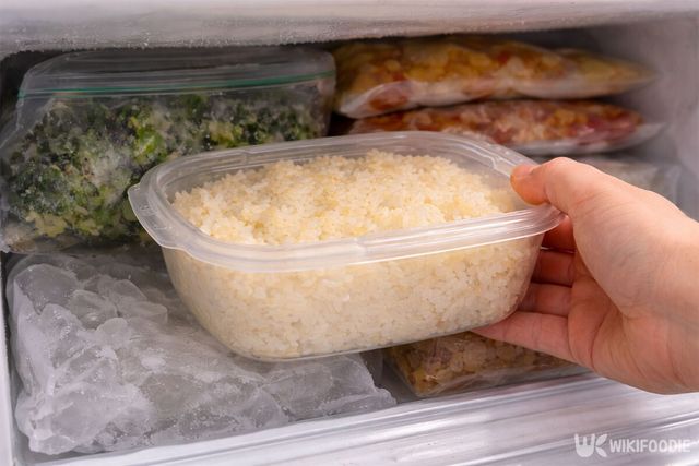 굳은 밥을 냉동실에 넣고 있다. / 위키푸디