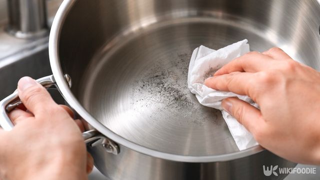 새 스테인리스 냄비 안쪽을 식용유로 닦아내는 장면이다. / 위키푸디