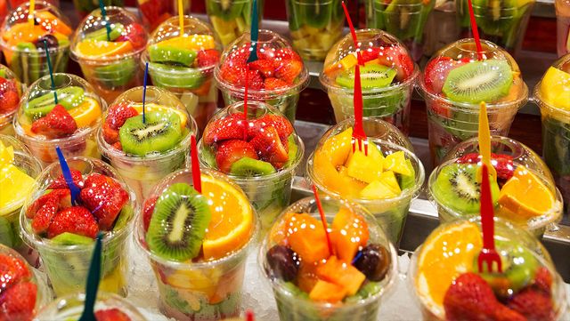 여러 과일이 플라스틱 컵에 담긴 모습. / Nomad_Soul